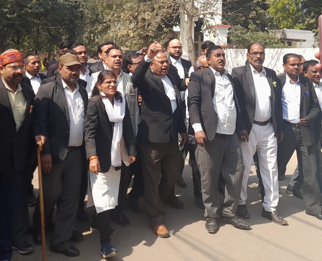 हरदोई, सण्डीला एवं शाहाबाद में अधिवक्ताओं ने काली पट्टी बांध कर जताया विरोध, दिया ज्ञापन