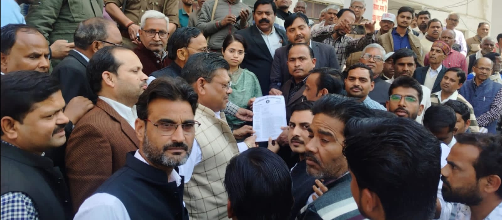 बिल के विरोध में अधिवक्ताओं ने प्रदर्शन किया