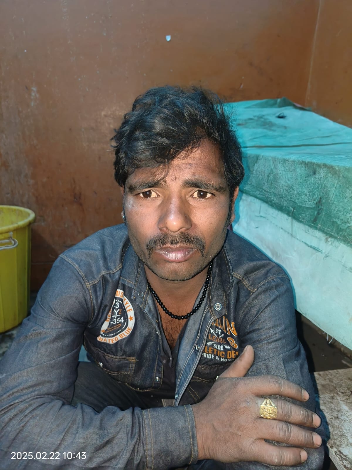 साइकिल चुराते चोर पकड़ा गया, पुलिस को सौंपा