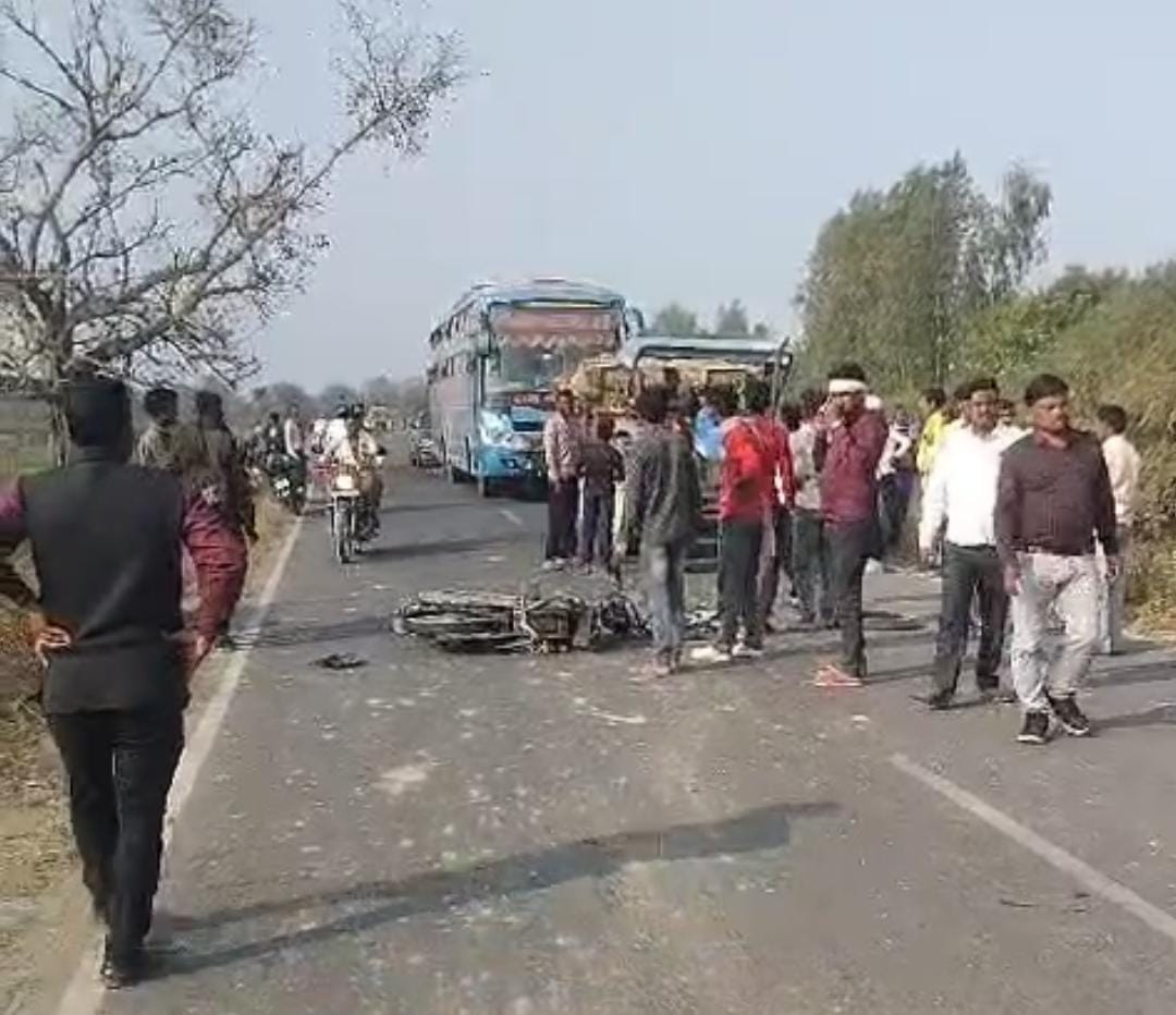 बोलेरो की टक्कर से छात्र की मौत,बोलेरो भी खाई में गिरी