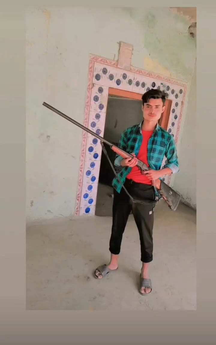 असलहों का प्रदर्शन करने वाले दो युवकों का सोशल मीडिया पर वीडियो वायरल