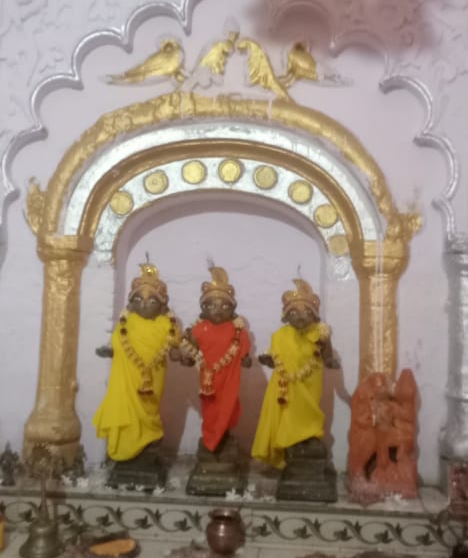 हरदोई में मंदिर से अष्टधातु की राम सीता व लक्ष्मण की मूर्तियां चोरी,ग्रामीणों में आक्रोश