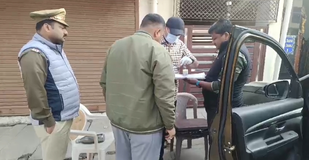घर के बाहर खड़ी कार का शीशा तोड़कर बैटरी व म्यूजिक सिस्टम चोरी