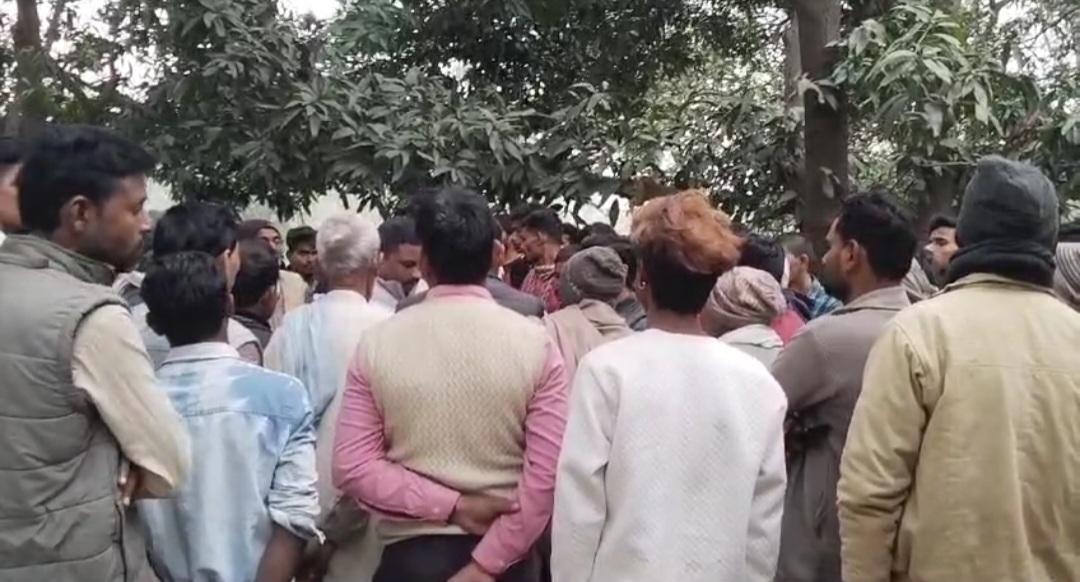 युवक ने फांसी लगाकर आत्महत्या की, सूचना पाकर पुलिस फोर्स मौके पर पहुंची