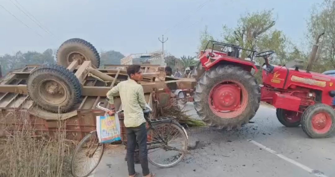 गन्ना लदी ट्रैक्टर ट्राली पलटी, बाल बाल बच्चे राहगीर और चालक
