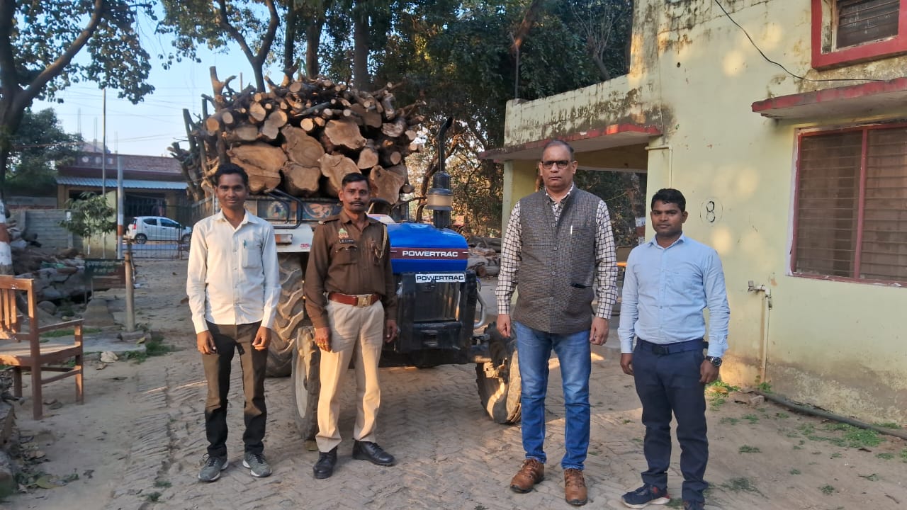 लकड़कट्टों ने काटे गौशाला के अंदर से प्रतिबंधित पेड़, रेंजर ने ट्रैक्टर ट्राली सहित लकड़ी की बरामद