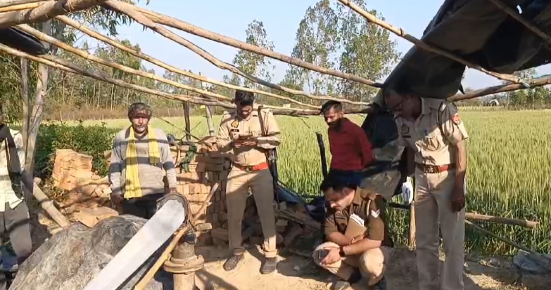 अतरौली थाना क्षेत्र के ग्राम खसरौल में खेत पर बोरिंग के गड्ढें में किसान का शव लटकता मिला