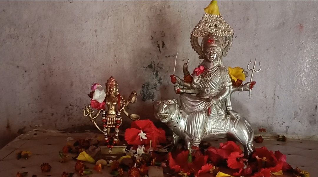 नदी में मिली मां दुर्गा-काली की सोने चांदी की मूर्तियां, मगरमच्छ कर रहा था रखवाली, की गईं स्थापित