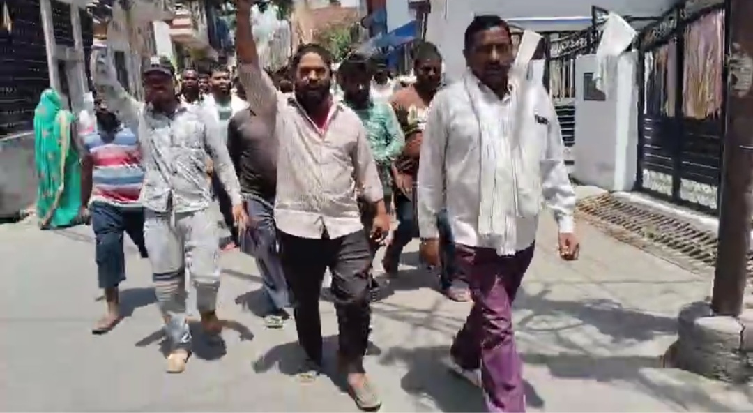सफाई कर्मी की पिटाई से नाराज सफाई कर्मियों ने किया प्रदर्शन