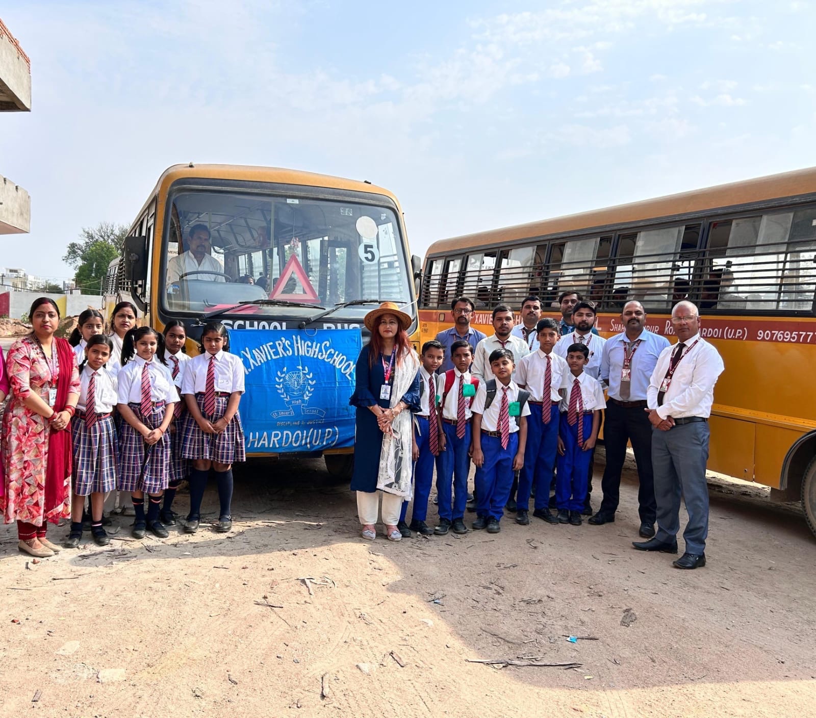 सेंट जेवियर्स में मनाया गया नो बैग डे, छात्र छात्राओं को तीर्थ स्थलों का कराया गया भ्रमण, भारत की संस्कृति को लेकर दी गई जानकारी