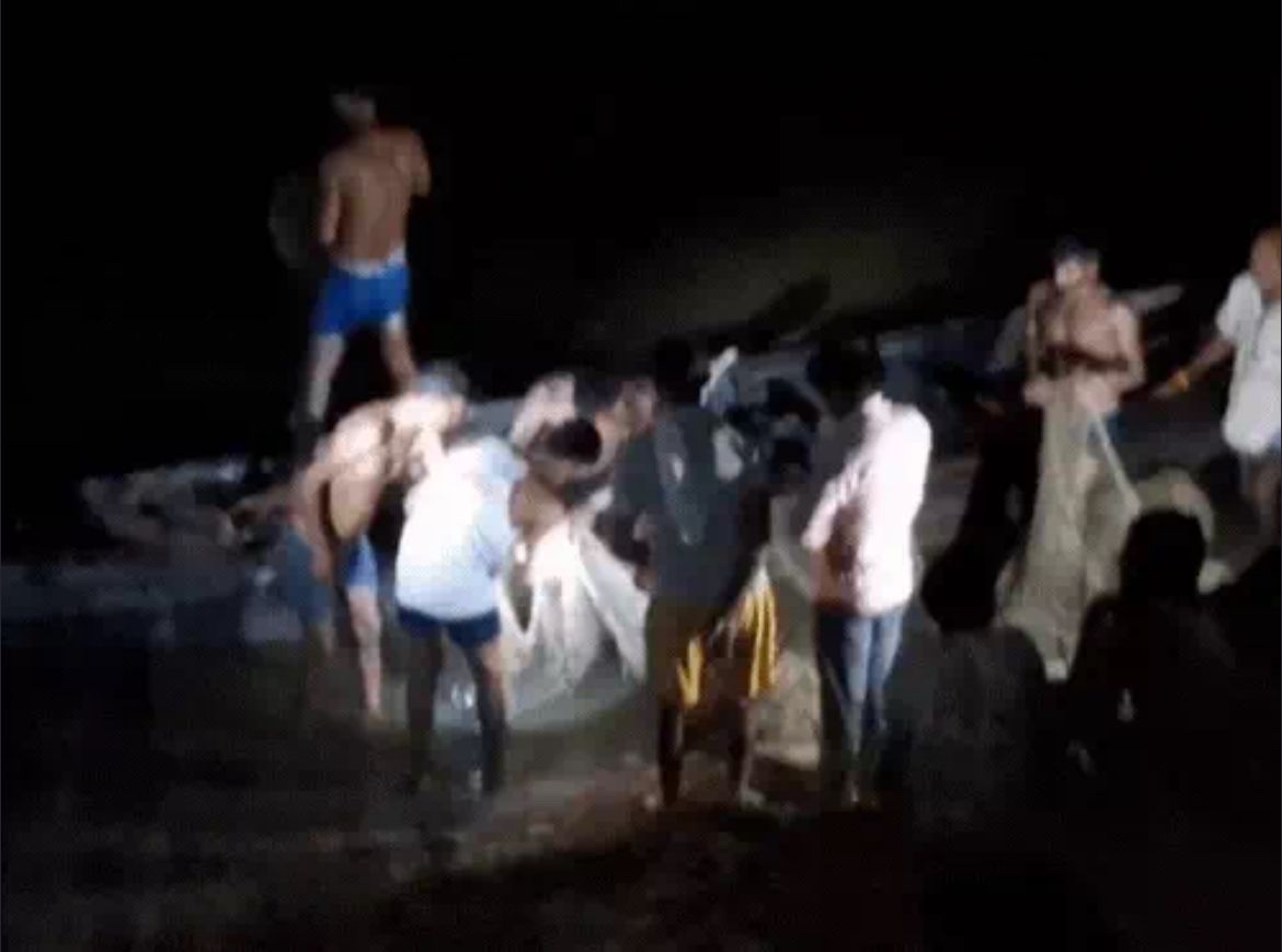 तेज बहाव में पलटी नाव,सात लोग डूबे,तीन बच्चो की हुई मौत, गांव में पसरा मातम
