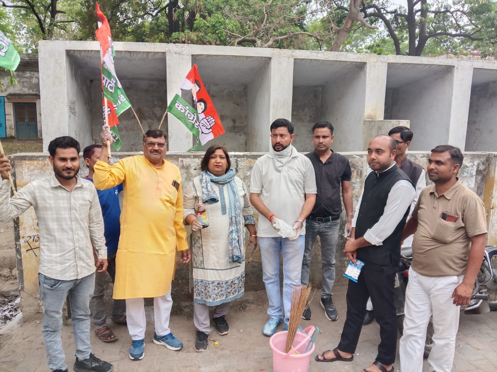 कांग्रेस ने चलाया स्वच्छता अभियान, बोले मोदी के स्वच्छ भारत अभियान को ठेंगा दिखाने का काम कर रहा है शहर के प्रसाधन केंद्र