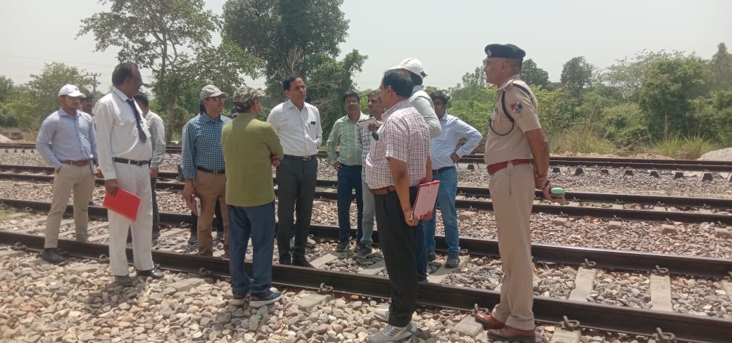 डीआरएम ने किया बालामऊ कानपुर रेल खंड का निरीक्षण, प्लेटफार्म को ऊंचा करने के दिए निर्देश