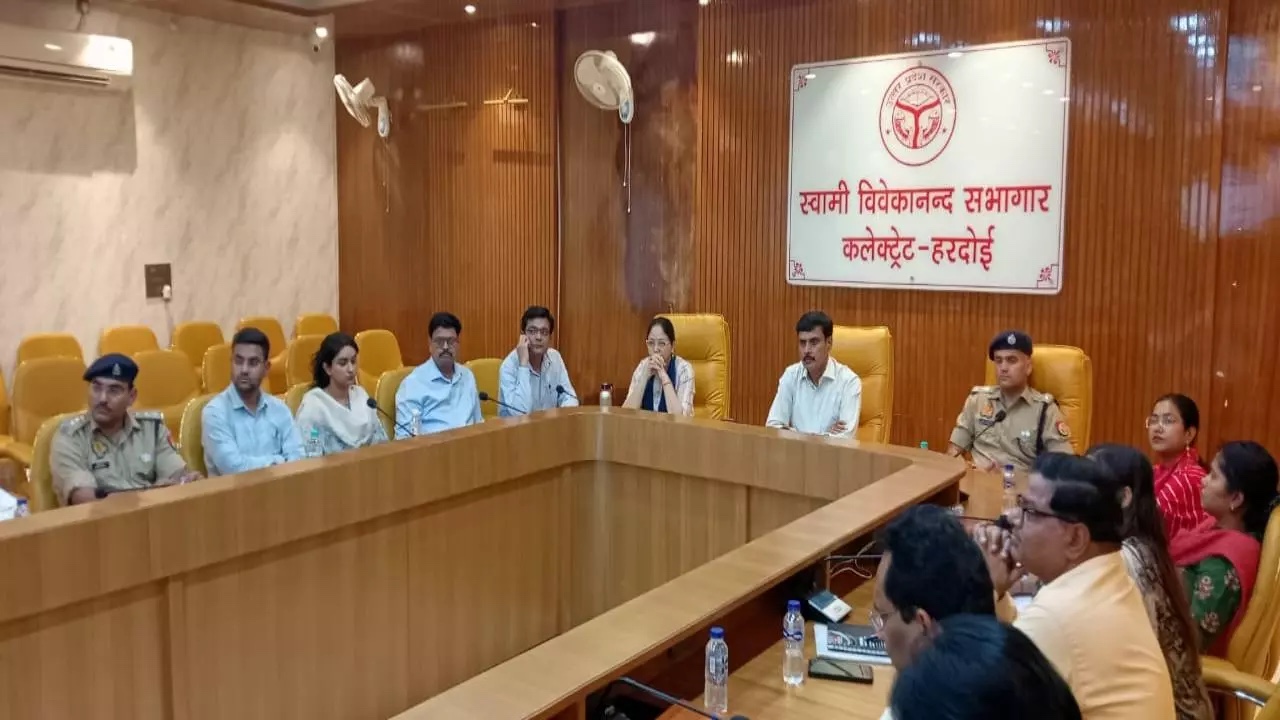 हरदोई में आज रात होगा ब्लैक आउट, डीएम ने लोगो से की अपील सायरन बजते ही बंद कर दे सभी लाइट, अधिकारियो को भी दिए अहम निर्देश