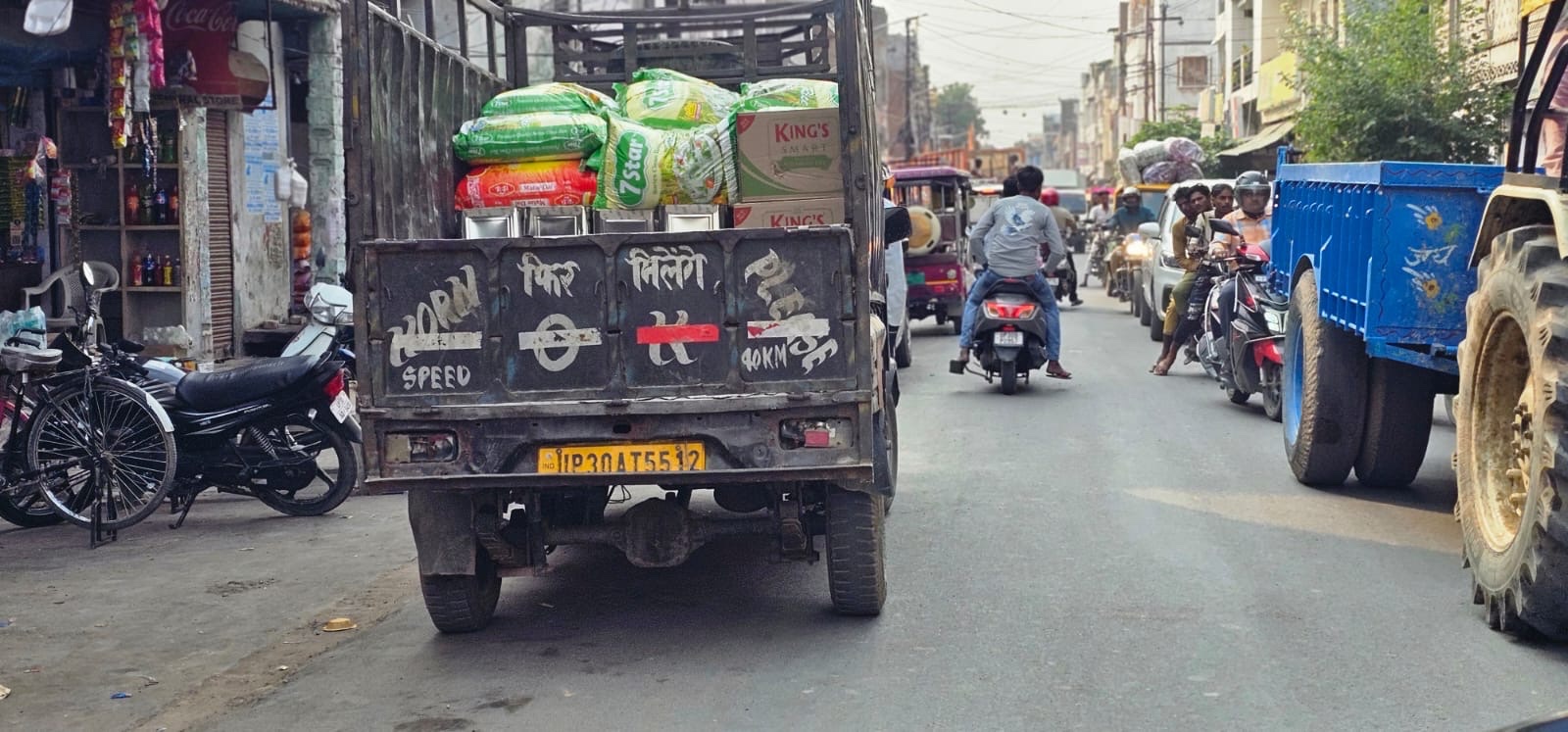 थोक व्यापारियों की मनमानी से रेलवे गंज के मार्गो पर लग रहा जाम, फुटपाथों तक अतिक्रमण और बड़े वाहन बन रहे वजह