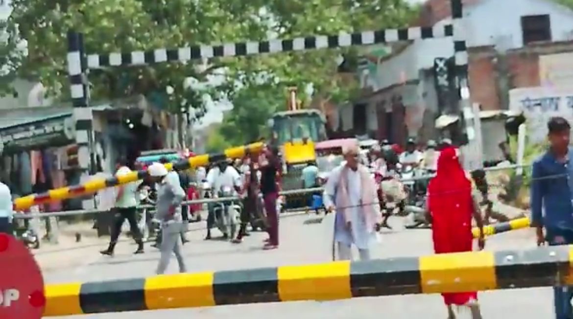 दो घंटे बंद रही संडीला की मुख्य रेलवे क्रासिंग, बस के यात्रियों को लगाना पड़ा लंबा फेरा,उठानी पड़ी असुविधा