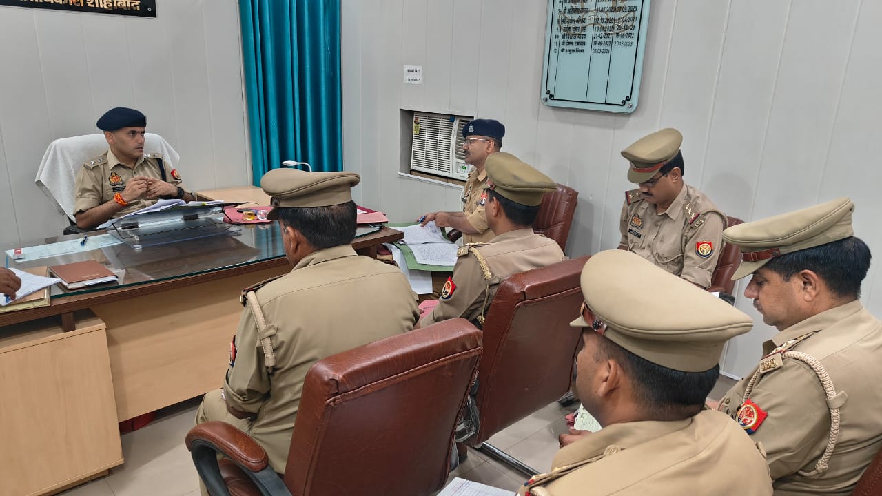 अर्दली रूम में एसपी ने विवेचकों के पेंच कसे,
