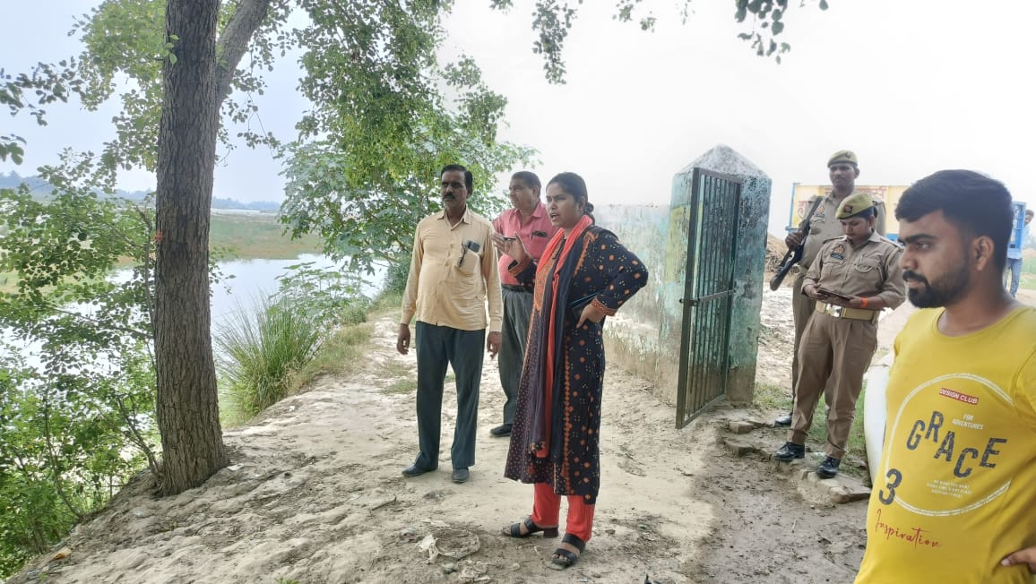 बाढ़ प्रभावित गांव कहारकोला का एसडीएम ने किया निरीक्षण, आवश्यक दिशा निर्देश दिए