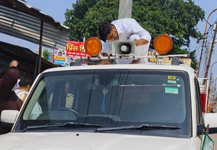 किसान नेता की स्कार्पियो से पुलिस ने हूटर उतरवाते हुए यातायात नियमों के तहत कार्यवाई की