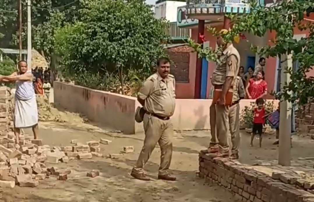 नरसियामऊ गांव में पुलिस ने खड़े होकर गिरवाई दीवार, पीड़ित को धमकाते दरोगा का वीडियो हुआ वायरल