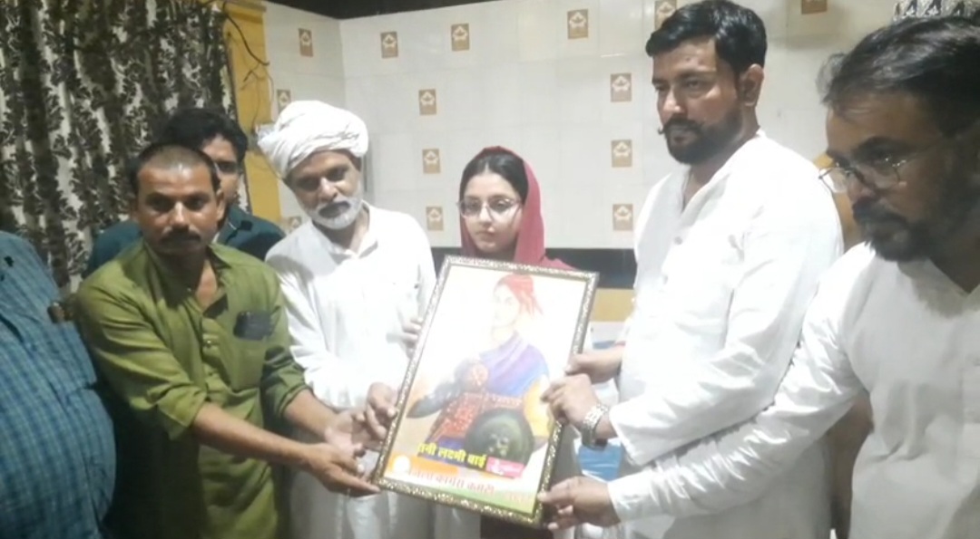 अरीबा खान को कांग्रेस जिला अध्यक्ष ने किया सम्मानित, हौसला बढ़ाया