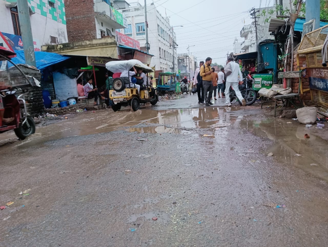 यह नाला नहीं हरदोई स्टेशन का मेन एंट्री गेट है, यहाँ तक निरीक्षण में नहीं पहुचे डीआरएम