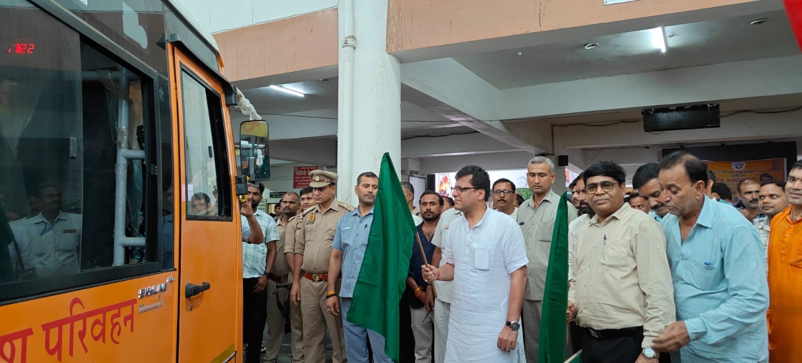 आबकारी मंत्री ने ग्रामीण बस सेवा को हरी झंडी दिखाकर किया रवाना, पाँच मार्गो पर होंगी संचालित