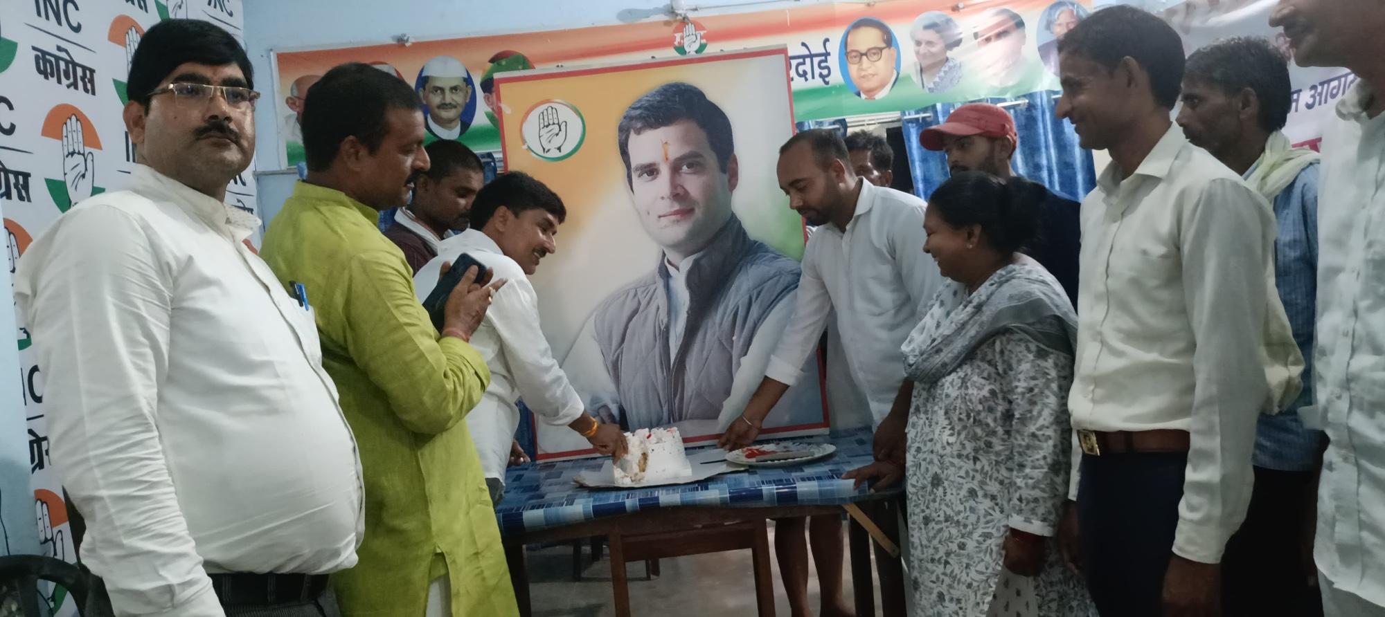 संविधान रक्षक व जन नायक राहुल गांधी देश के प्रेरणा स्रोत,केक काट कर कांग्रेसियों ने मनाया राहुल गांधी का जन्मदिन