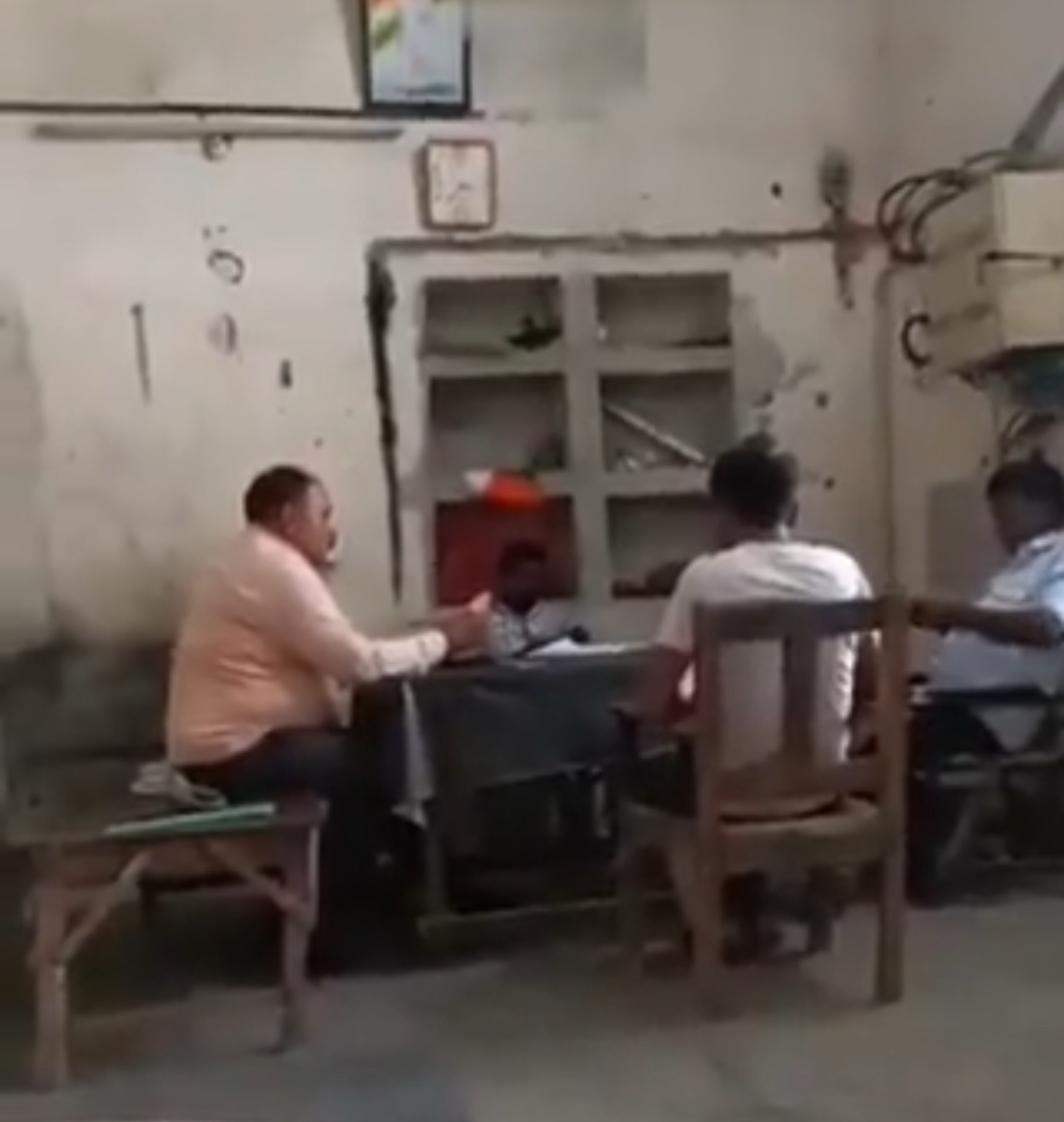 रेल कर्मचारियों ने सरकारी कार्यालय को ही बना दिया फड़, कर्मचारियों के ताश खेलते वीडियो हुआ वायरल,देखे वीडियो