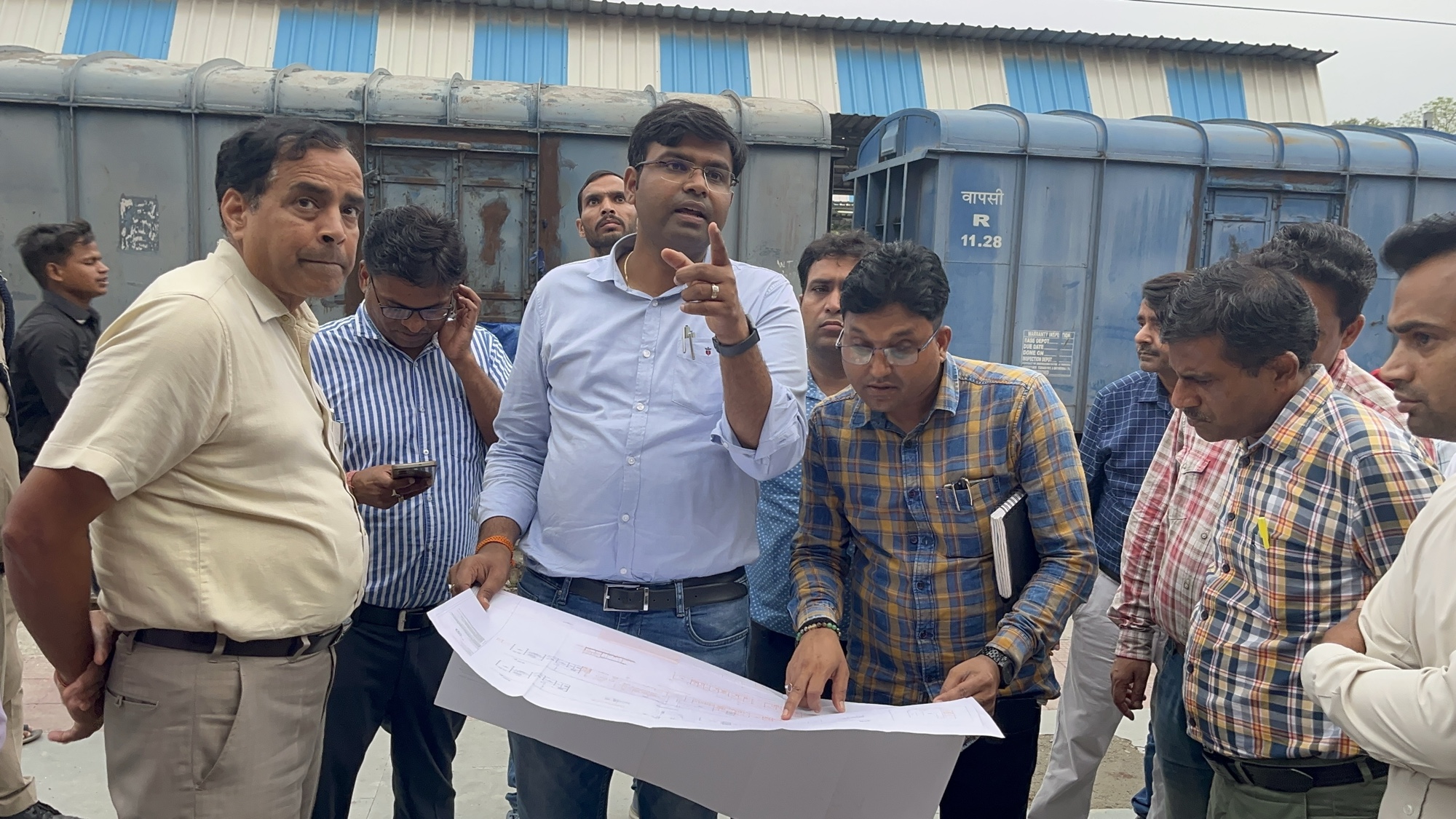 डीआरएम ने किया हरदोई स्टेशन का निरीक्षण, पीआरएस काउंटर में एसी और निर्माण में तेज़ी लाने के दिए निर्देश