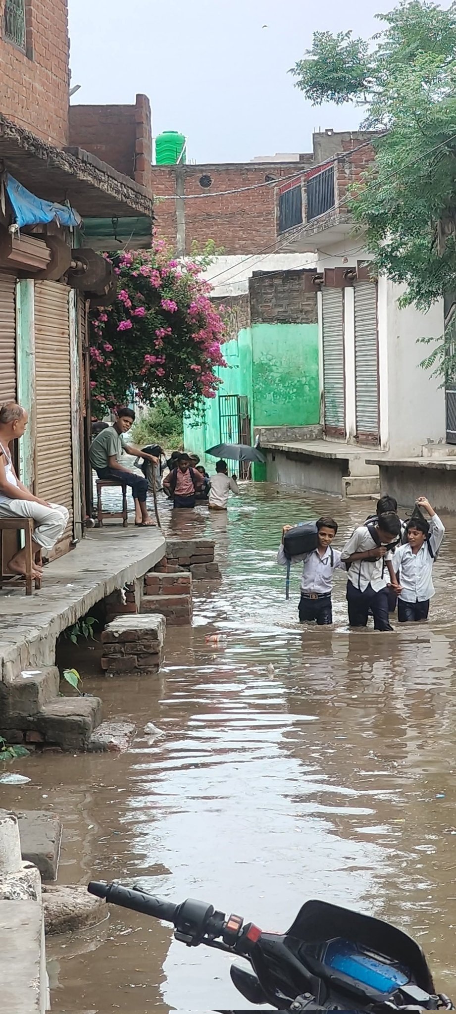 बीस मिनट की बारिश में लबालब हो गई सड़कें