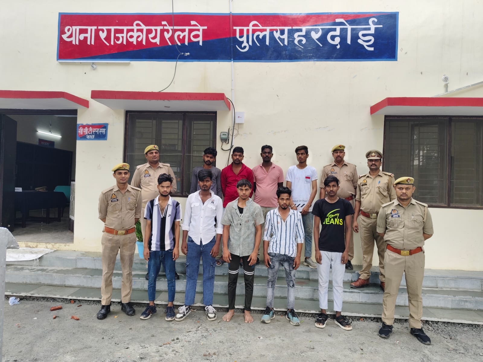 पानी की बोतल को लेकर आपस में भिड़े वेंडर और रेल यात्री, जीआरपी ने नौ लोगो को किया गिरफ्तार