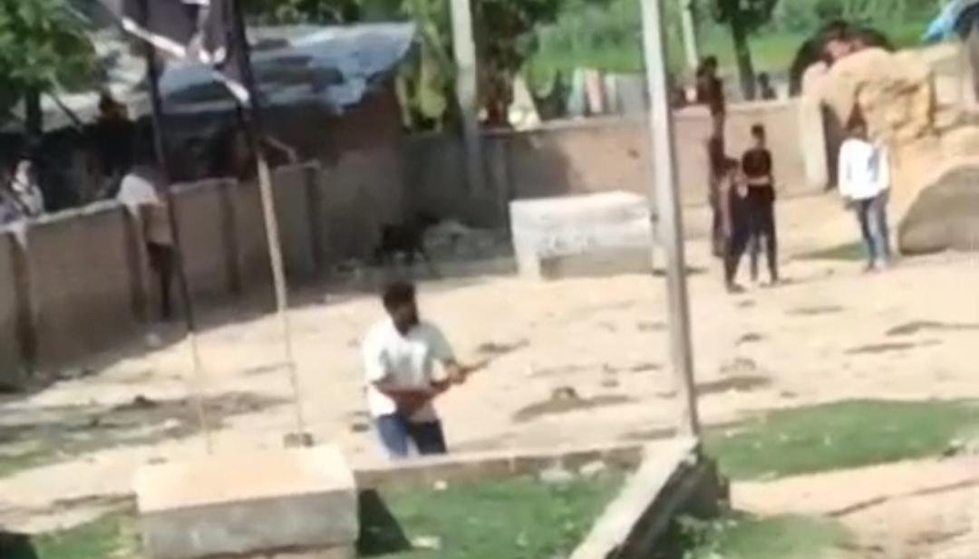 बच्चों के विवाद में दो पक्षों में दिनदहाड़े गोलीबारी से हड़कम्प, दो घायल,लाइव वीडियो वायरल
